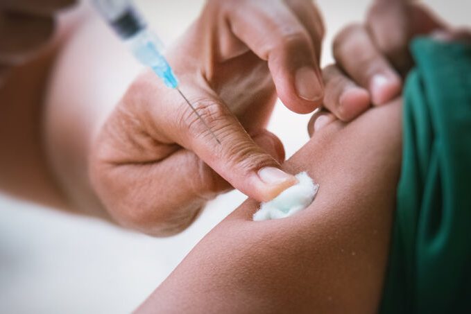 vacina-no-braco-1218-1400×800