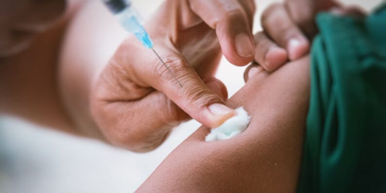 vacina-no-braco-1218-1400×800