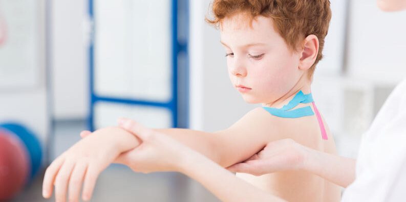 fisioterapia_crianca_braco_0919_1400x800